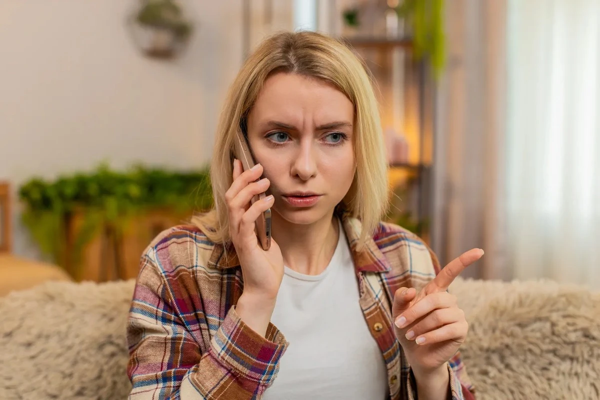 Falešný hlas vašeho dítěte: Proč v únoru 2026 ticho v mobilu znamená nebezpečí