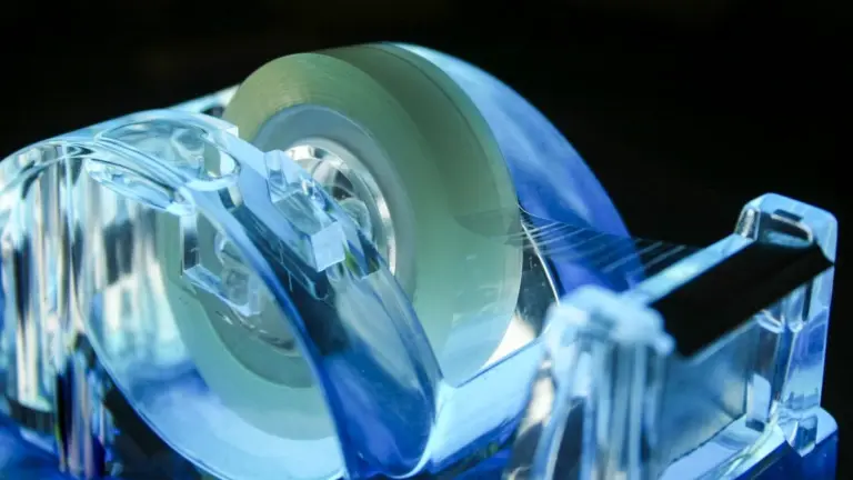 Proč lepicí páska při odlepování vydává onen pronikavý zvuk