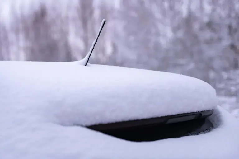 Proč má vaše auto na střeše „žraločí ploutev“: Černý plast skrývá víc než jen rádio