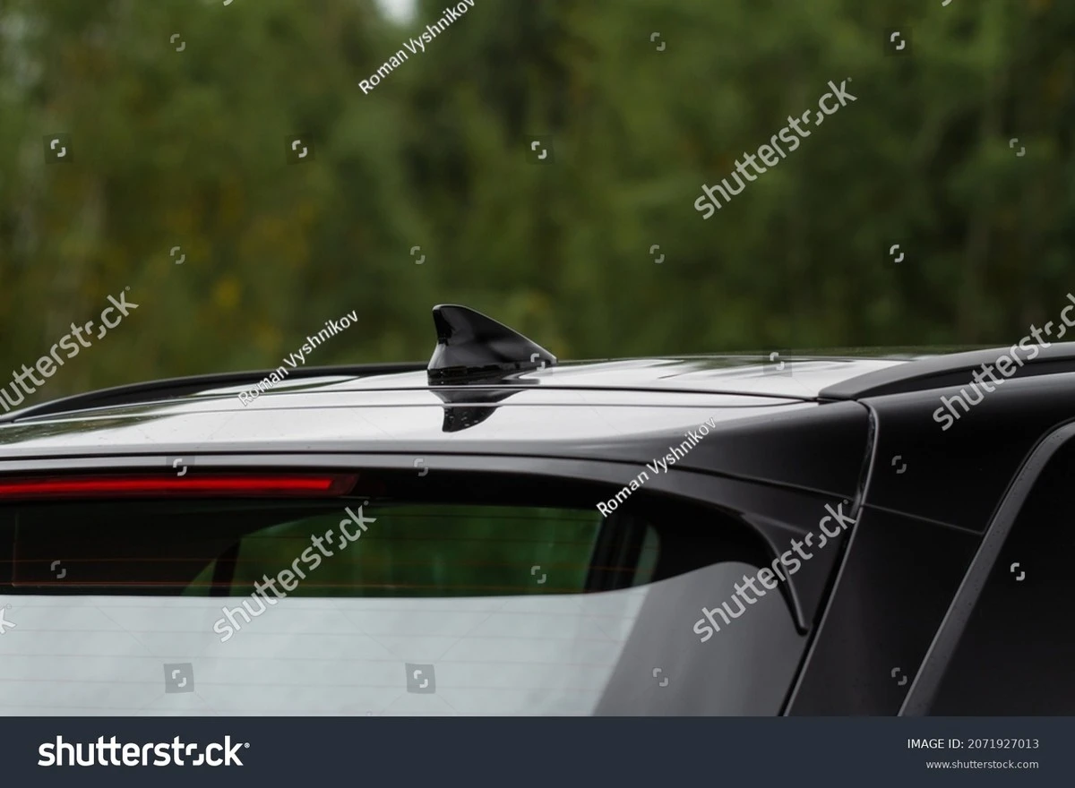 Proč má vaše auto na střeše „žraločí ploutev“: Černý plast skrývá víc než jen rádio - image 1