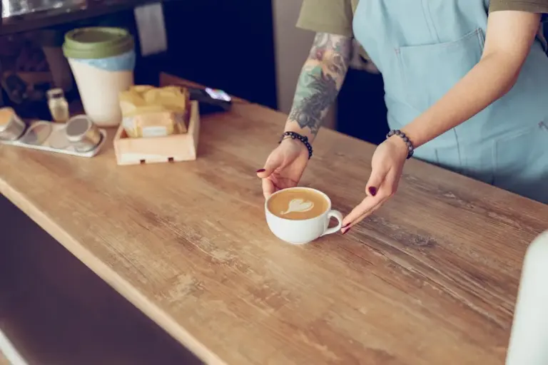 Proč stojí káva v Praze víc než v Itálii a kdy tohle zdražování skončí