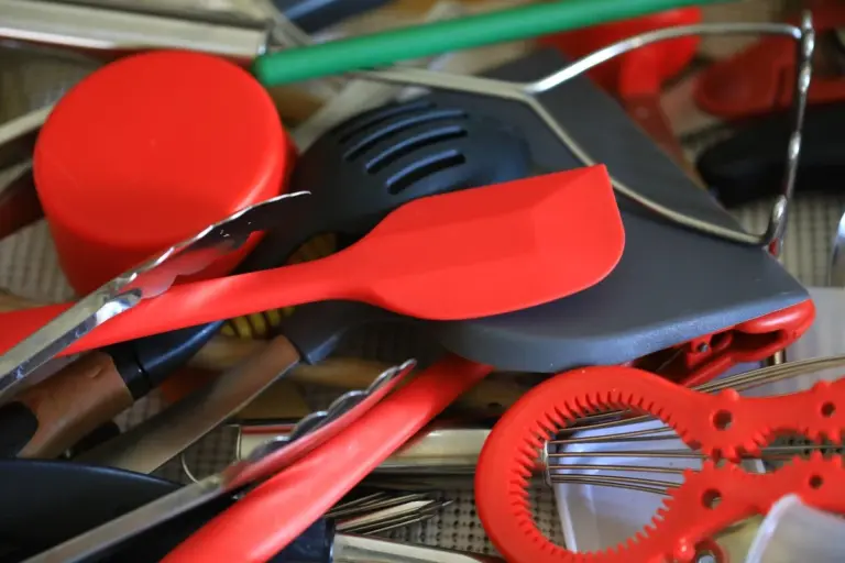 Proč vaše kuchyně v roce 2026 přetéká: 5 věcí, které vyhoďte