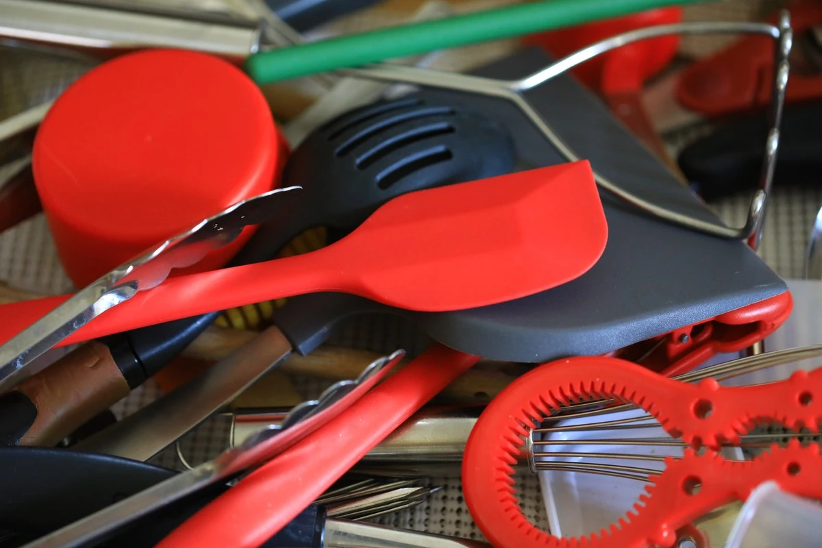 Proč vaše kuchyně v roce 2026 přetéká: 5 věcí, které vyhoďte