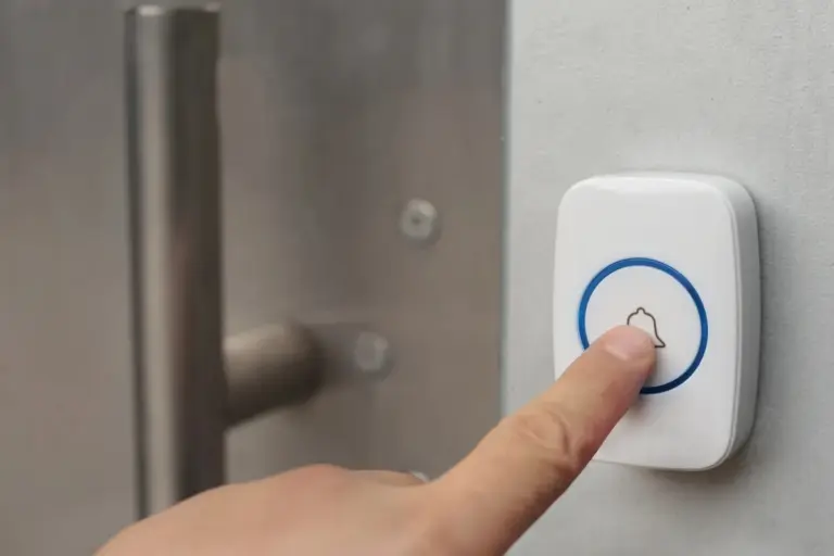 Proč vás zazvonění u souseda může stát 5 000 eur