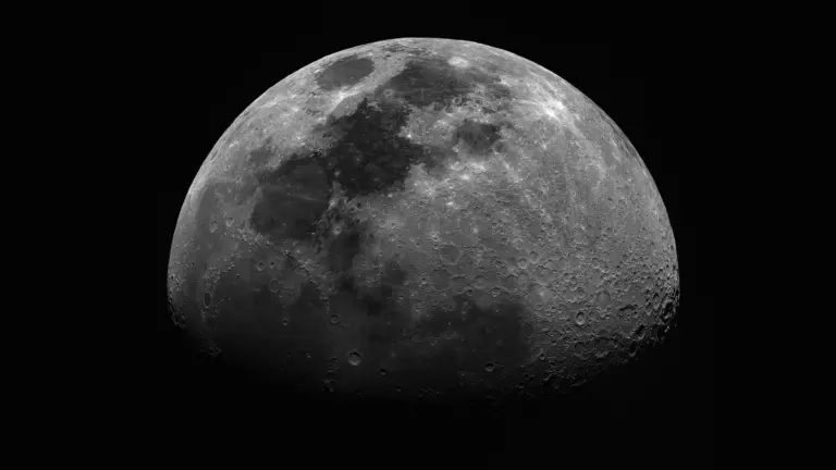 Proč zkušení astronomové přirovnávají povrch Měsíce k vysychajícímu jablku