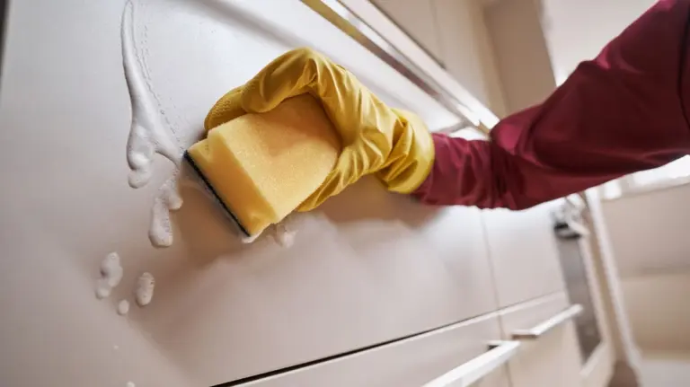 Proč zkušení designéři radí čistit matnou kuchyň pouze bavlnou