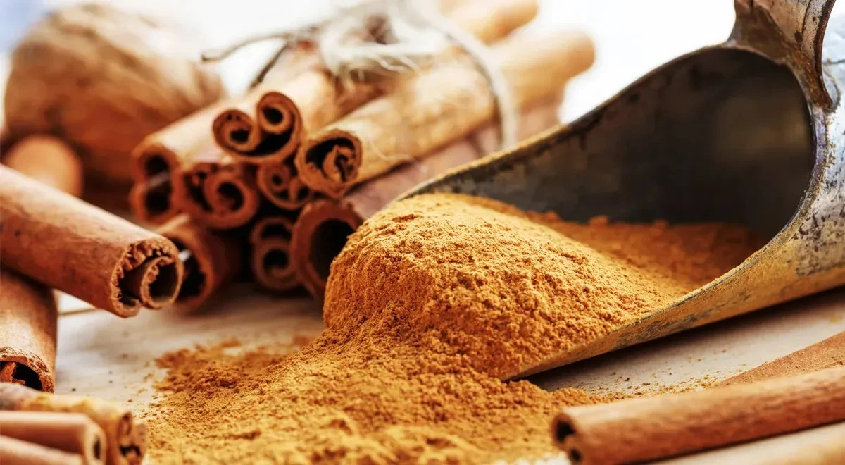Proč zkušení dietologové sypou špetku skořice do ranní kávy