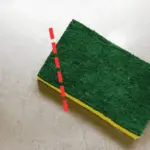 Proč zkušení hostitelé vždy odstřihávají roh kuchyňské houbičky