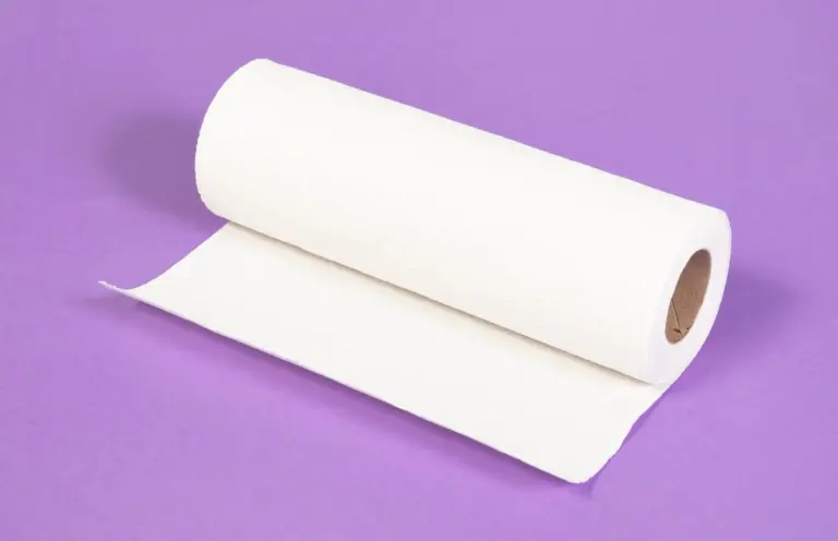 Proč zkušení hostitelé pokládají papírové utěrky na horní plochu kuchyňských skříněk