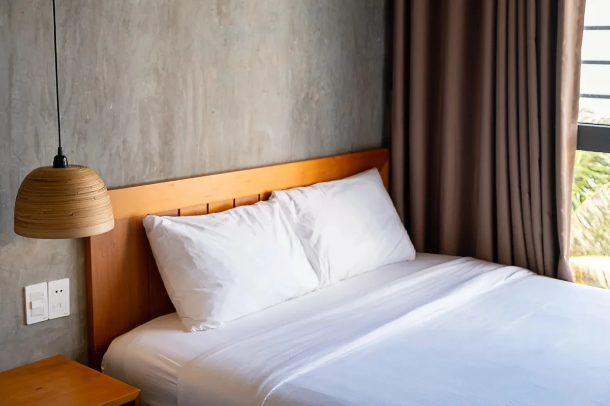 Proč zkušení kadeřníci vyměňují bavlněné povlečení za hedvábný povlak