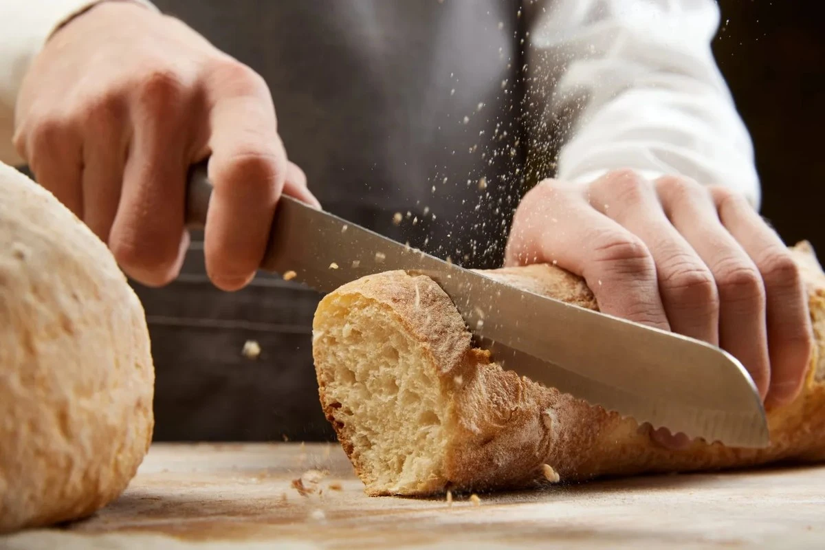 Proč zkušení kuchaři vkládají nože do dřevěného bloku ostřím nahoru