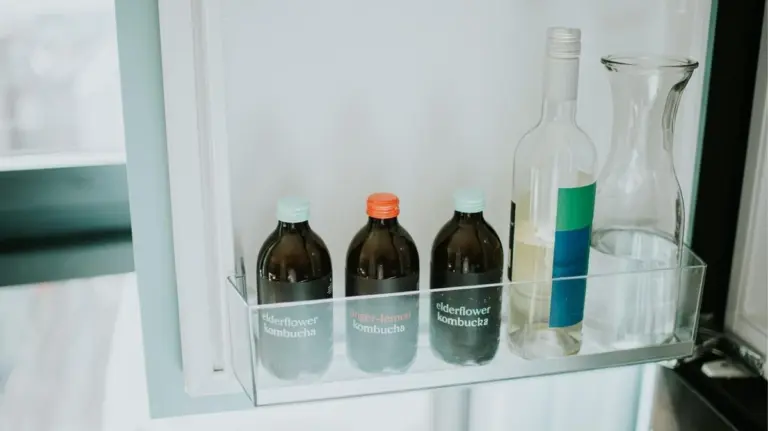 Proč zkušení kuchaři dávají do dveří lednice plastové klipy