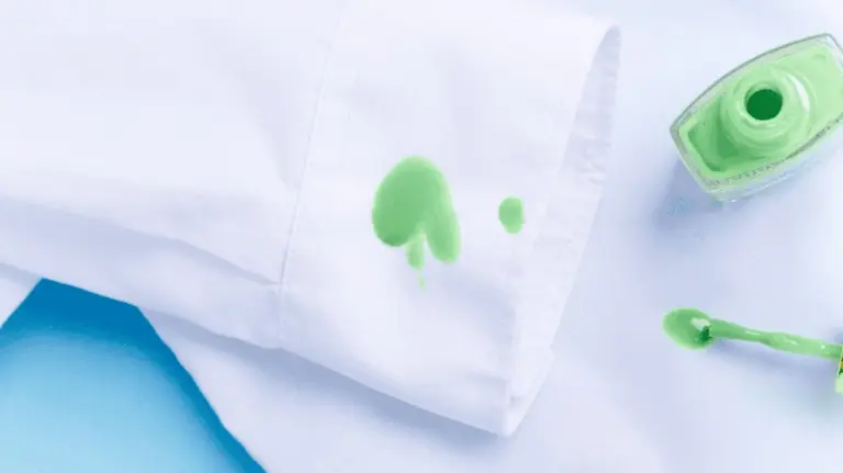 Proč zkušení lidé nikdy nedrhnou lak na nehty z oblečení mokrým hadrem