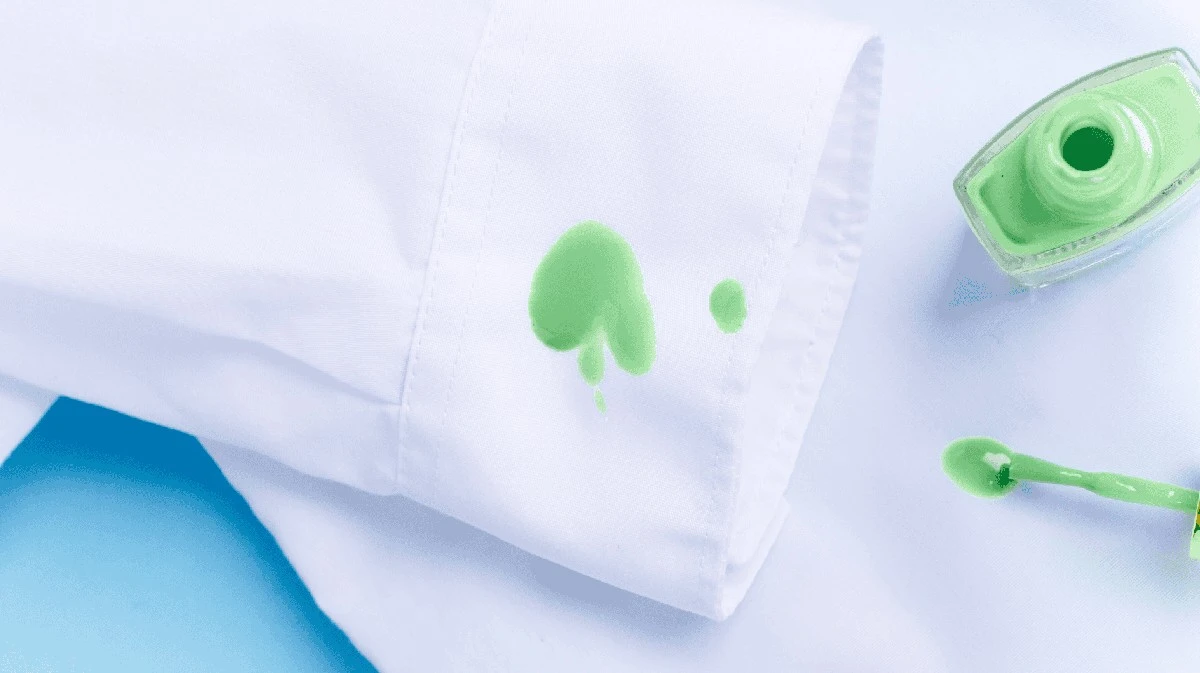 Proč zkušení lidé nikdy nedrhnou lak na nehty z oblečení mokrým hadrem