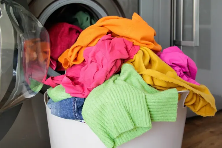 Proč zkušení lidé sypou lžíci jedlé sody přímo do bubnu pračky