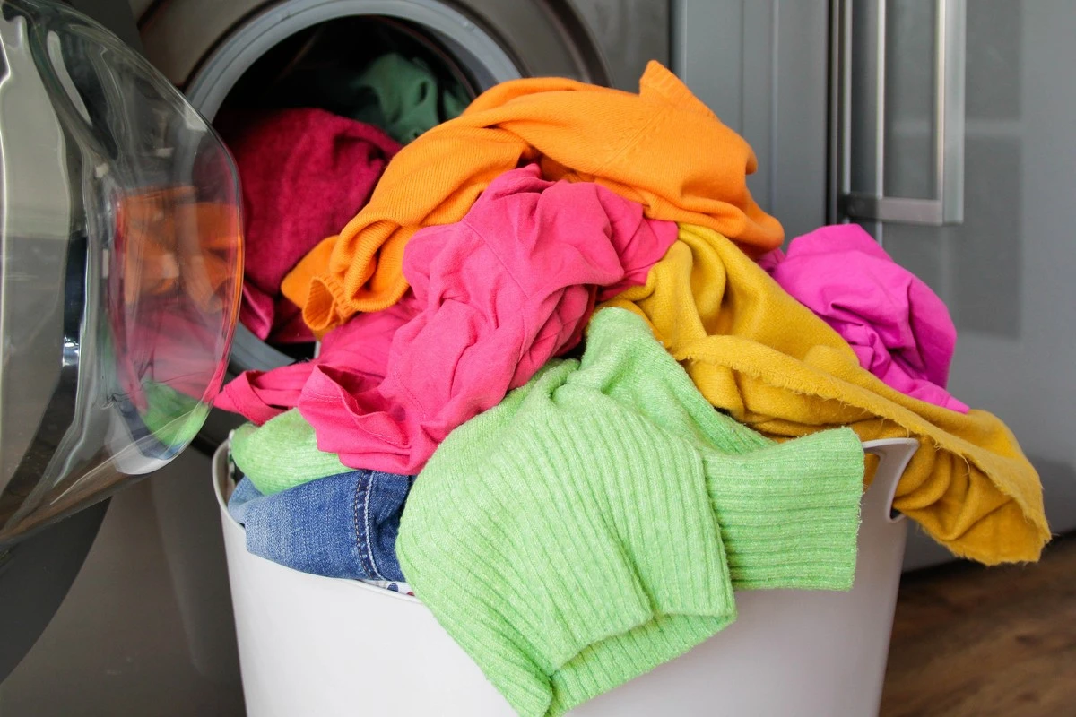 Proč zkušení lidé sypou lžíci jedlé sody přímo do bubnu pračky