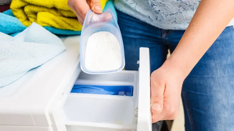 Proč zkušení opraváři nikdy nesypou ztvrdlý prací prášek do pračky