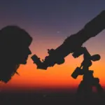 Proč zkušení pozorovatelé v neděli vyhlížejí západní obzor