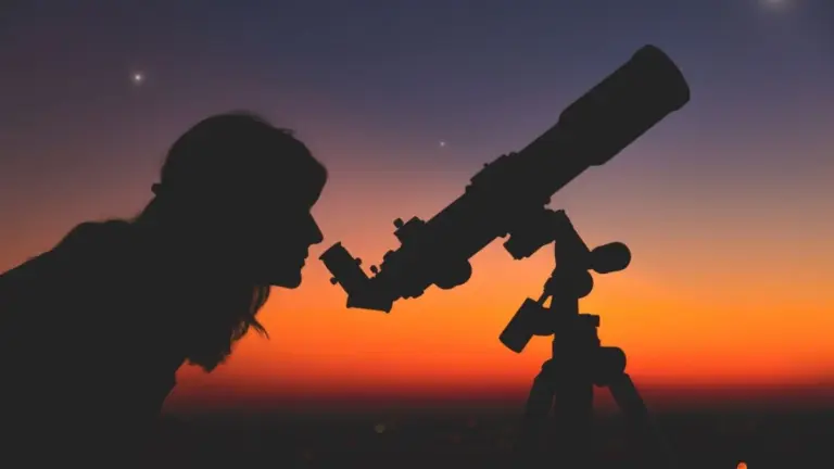 Proč zkušení pozorovatelé v neděli vyhlížejí západní obzor