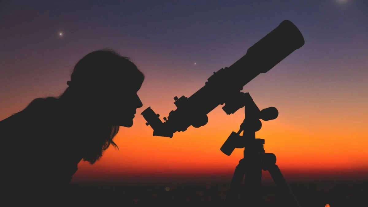 Proč zkušení pozorovatelé v neděli vyhlížejí západní obzor