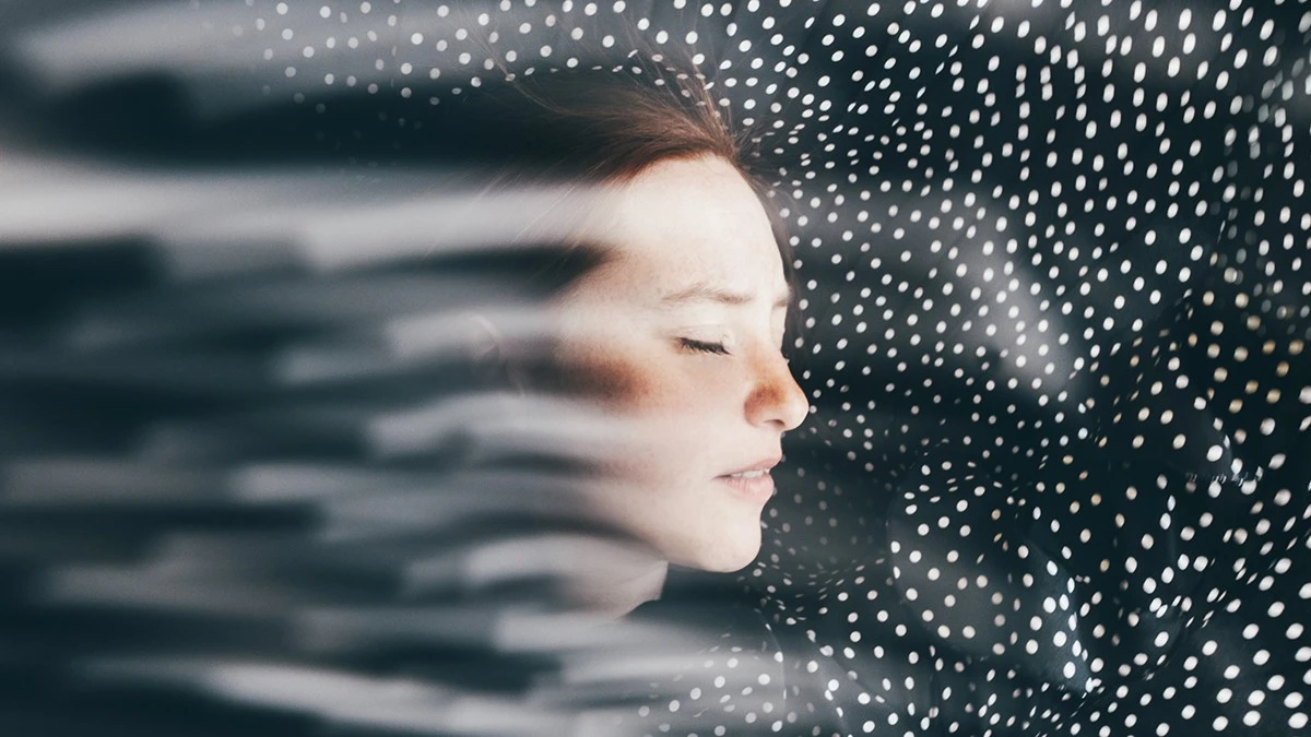 Proč zkušení vědci doporučují pustit si konkrétní zvuk před spaním