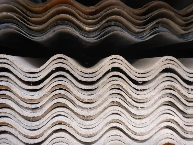 Tichý zabiják nad hlavou: Proč azbest v Česku zmizí až v roce 2032?