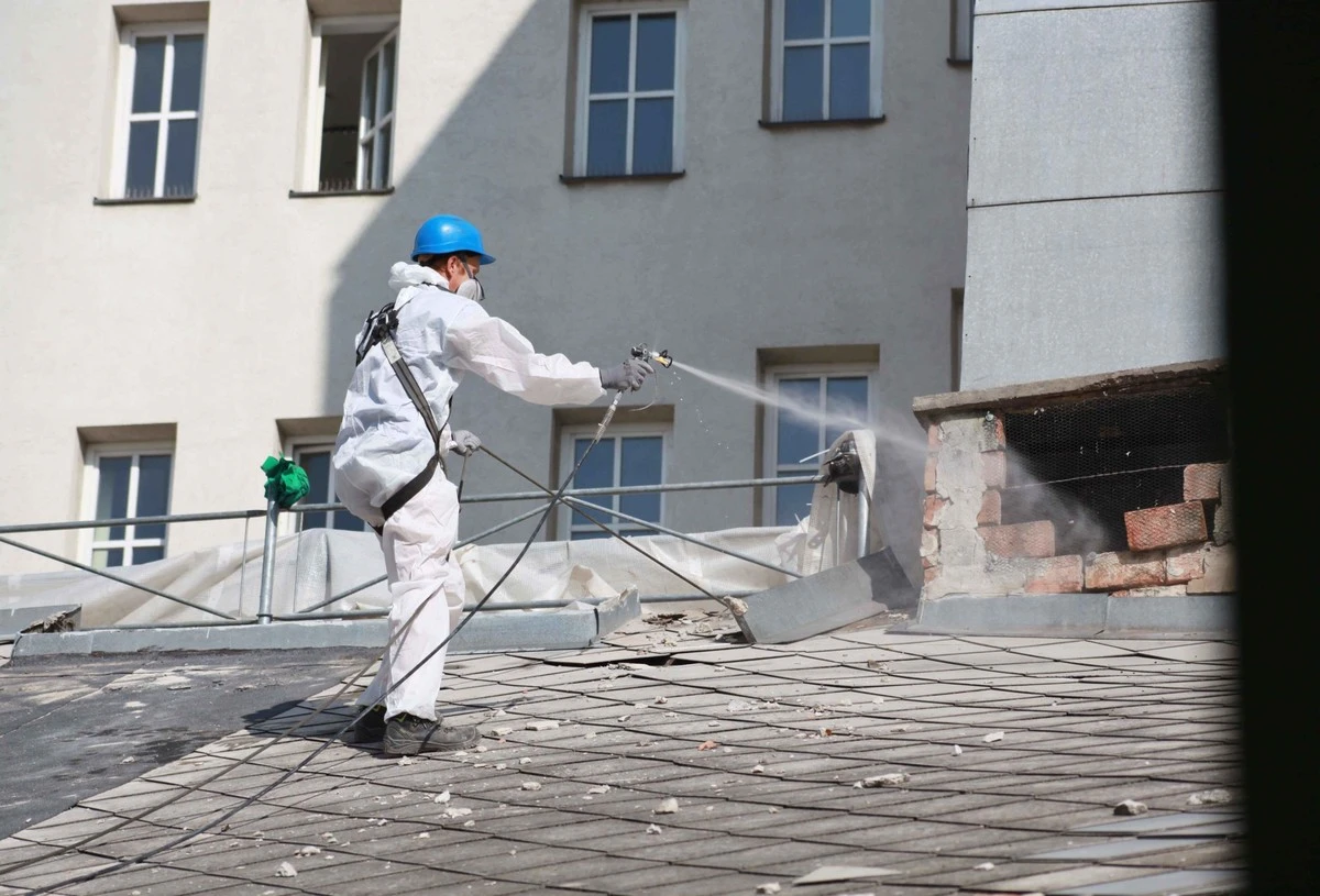 Tichý zabiják nad hlavou: Proč azbest v Česku zmizí až v roce 2032? - image 1
