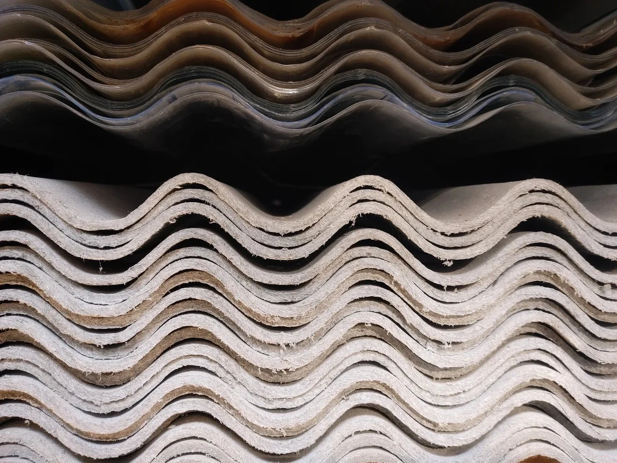 Tichý zabiják nad hlavou: Proč azbest v Česku zmizí až v roce 2032?