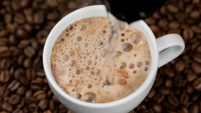 Proč baristé sypou do instantní kávy špetku soli