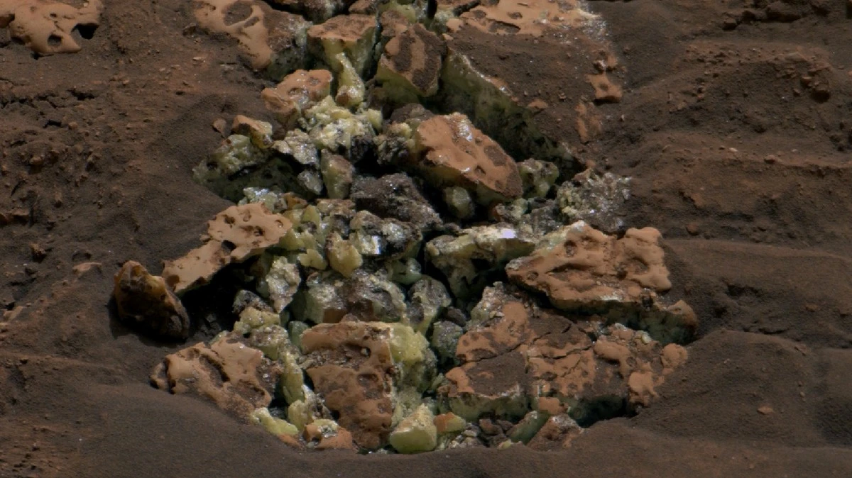 Proč Curiosity přejela nenápadný kámen a našla v něm zářivě žluté krystaly - image 1