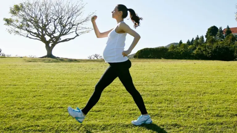 Proč lidské tělo nemenstruuje jako ostatní savci a jaká záhada se skrývá za naším porodem