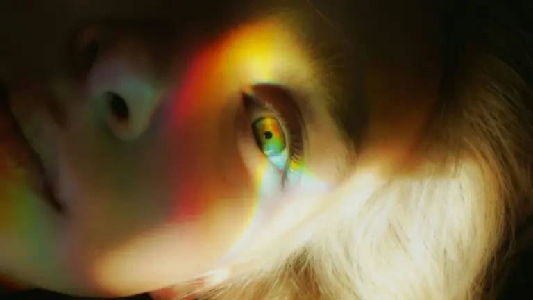 Proč mozek na psychedelikách vidí vzpomínky místo reality: Vědci odhalili mechanismus "bdělého snění"