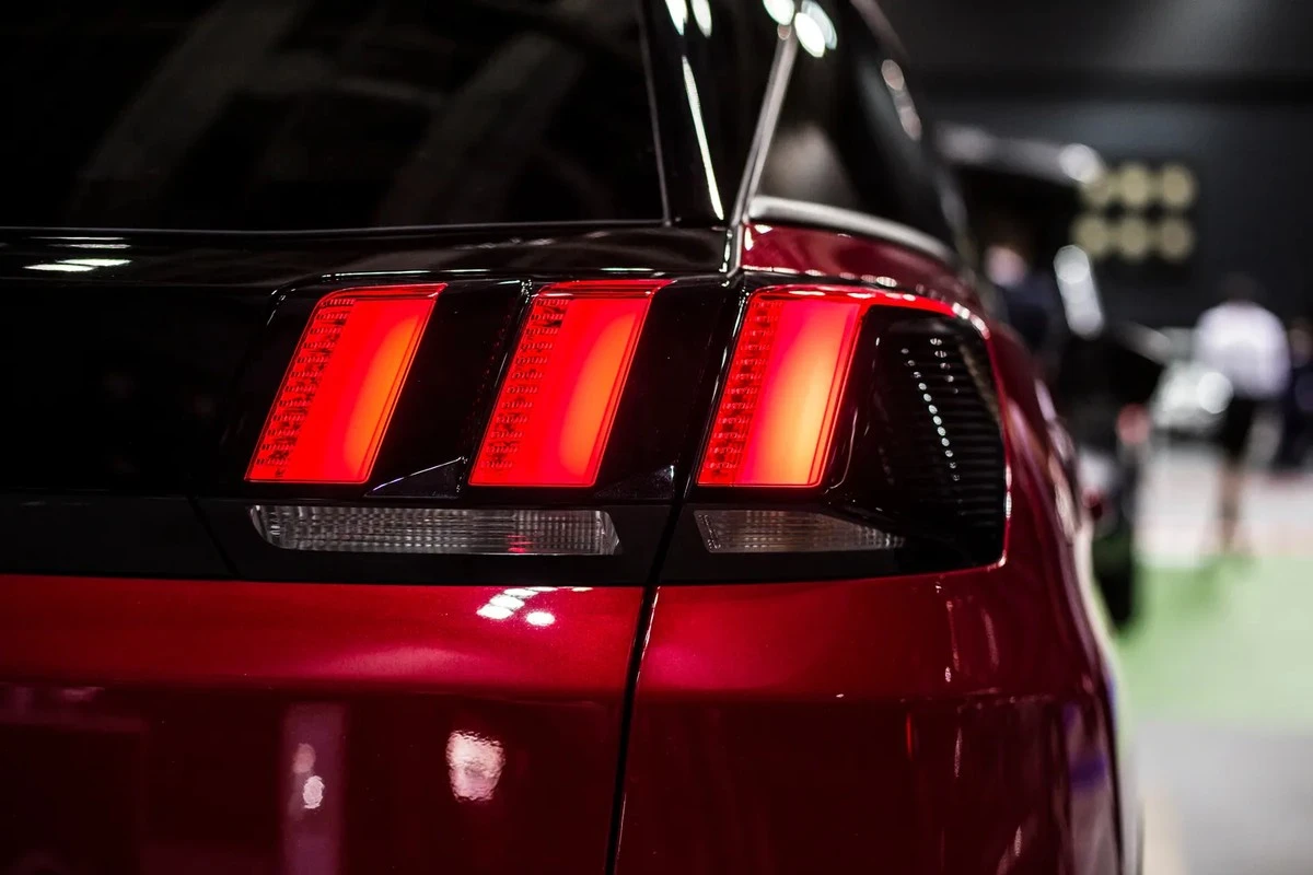 Proč od července 2026 budou všechna nová auta v Česku povinně blikat při brzdění