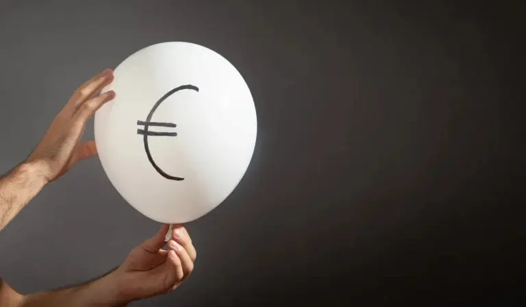 Proč placení minimálních splátek nikam nevede a jak se v Česku zbavit dluhů o polovinu rychleji