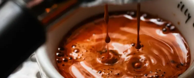 Proč ranní káva po čase přestává fungovat: Skutečný důvod se skrývá v jedné molekule