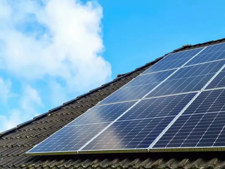 Proč se fotovoltaika v horku paradoxně zpomaluje: Skutečný důvod, proč vaše panely v létě vyrábějí méně