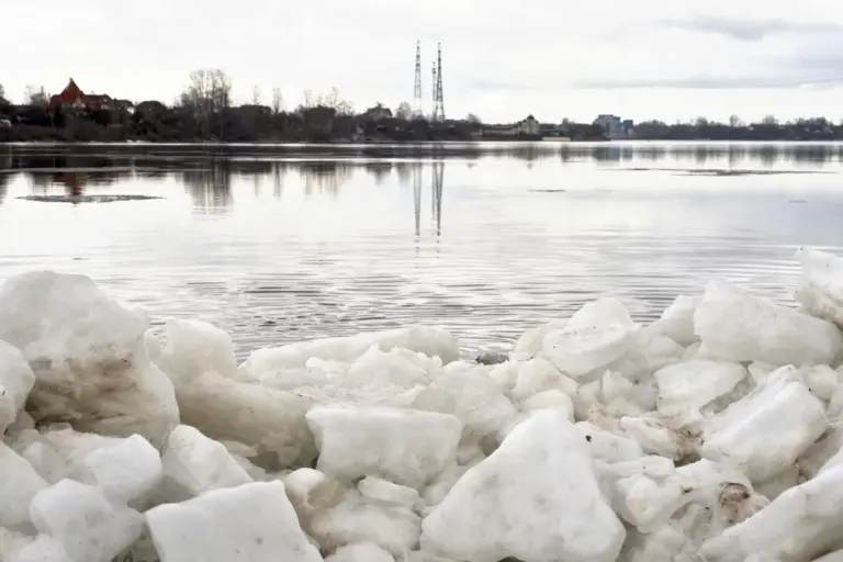 Proč se jaro letos odkládá: Obří vrstva sněhu funguje jako přírodní lednička