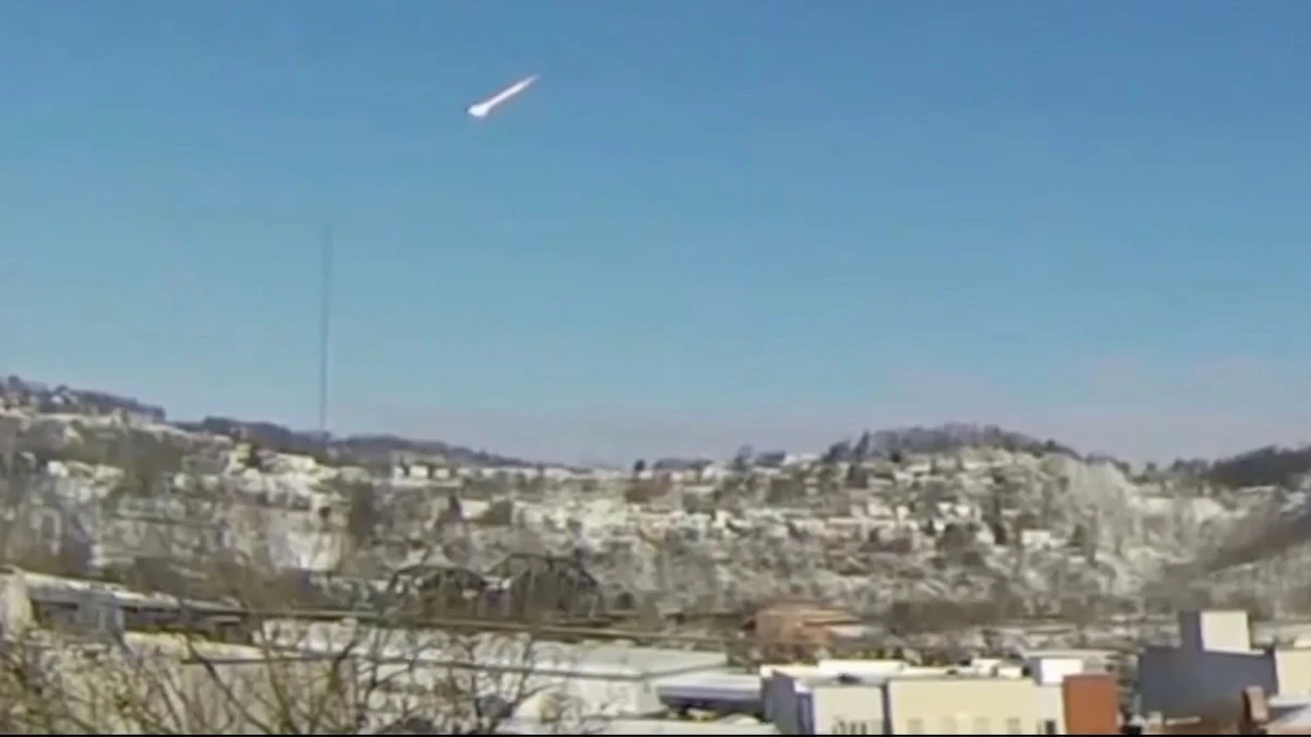 Proč se nad americkým městem rozpadl sedmitunový objekt za bílého dne