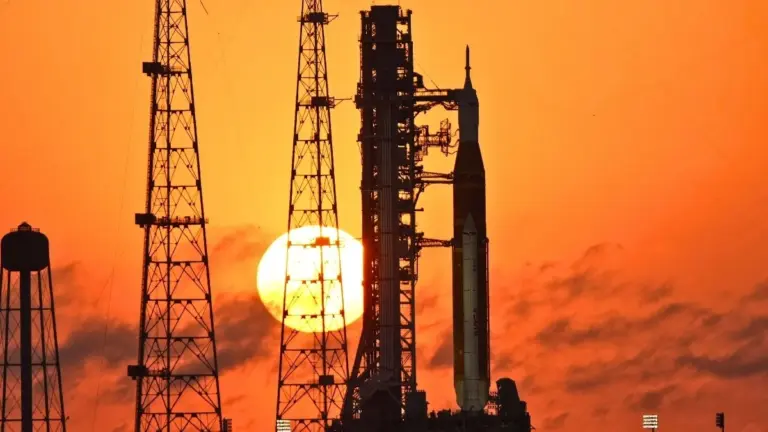 Proč se NASA vrací k Měsíci až po 53 letech a co skrývá nová obří raketa