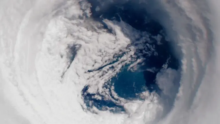 Proč se oceány v roce 2025 ohřály o energii 12 atomových bomb každou sekundu