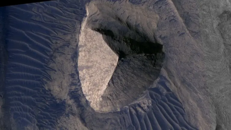 Proč se v údolí Candor Chasma na Marsu objevila struktura připomínající pyramidu