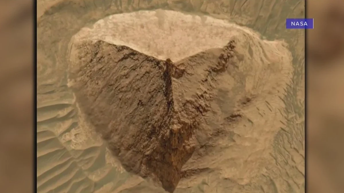Proč se v údolí Candor Chasma na Marsu objevila struktura připomínající pyramidu - image 1
