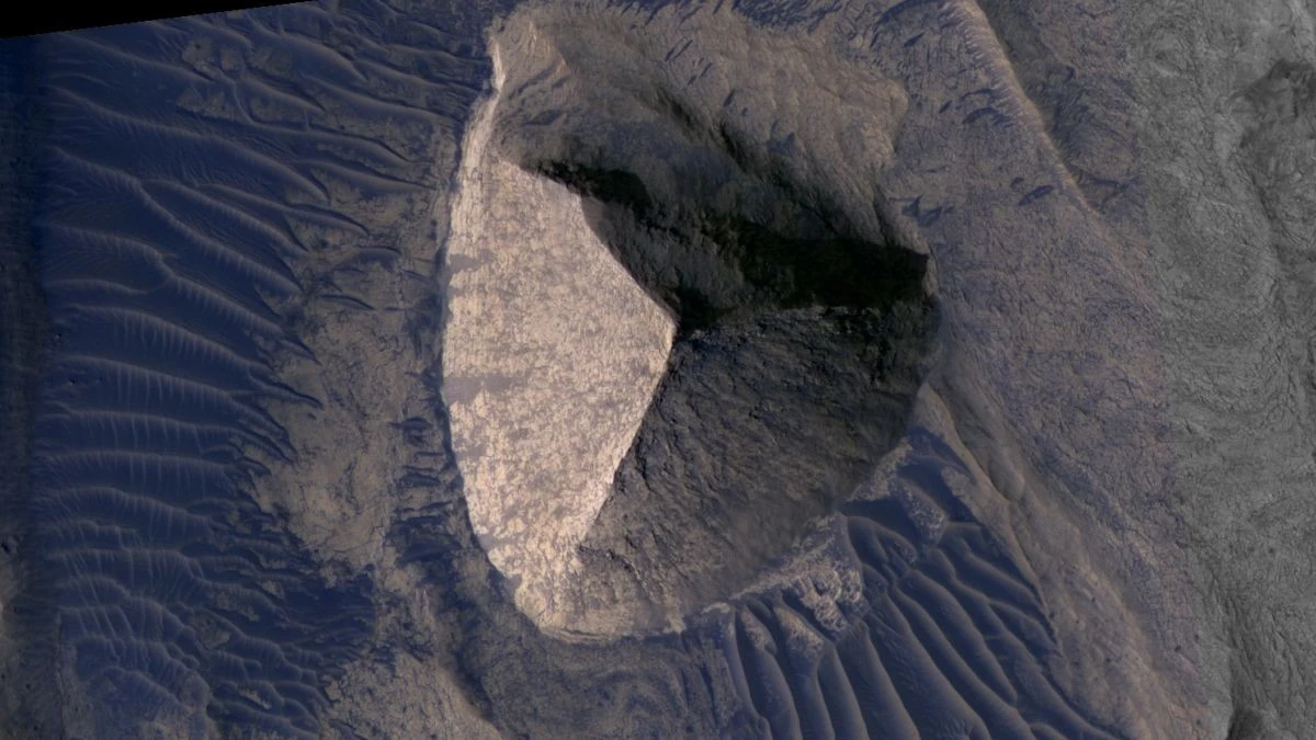 Proč se v údolí Candor Chasma na Marsu objevila struktura připomínající pyramidu