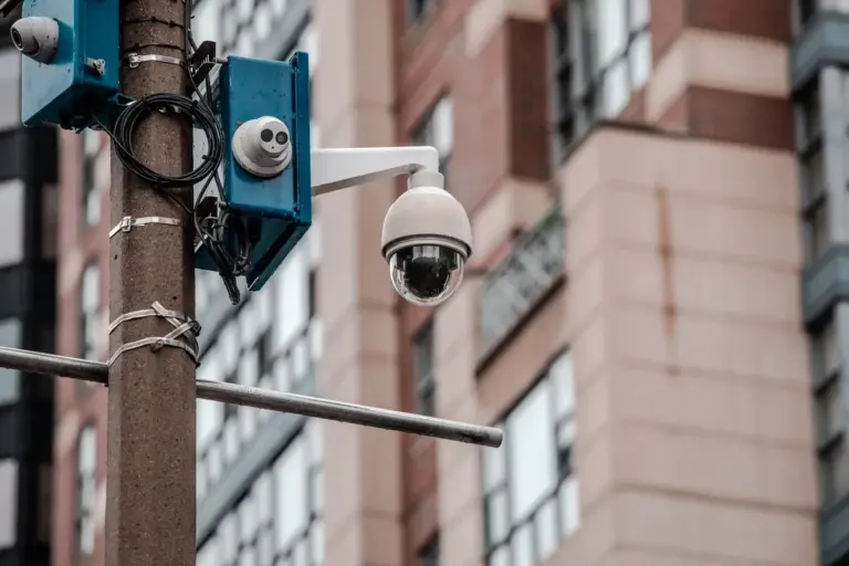 Proč se v USA na silnicích objevují nenápadné kužely, které ve skutečnosti nejsou z plastu