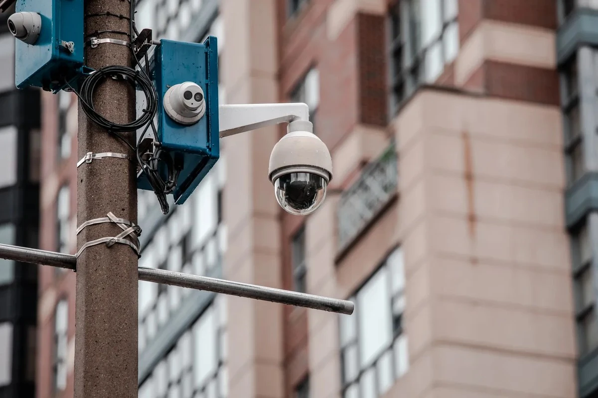 Proč se v USA na silnicích objevují nenápadné kužely, které ve skutečnosti nejsou z plastu