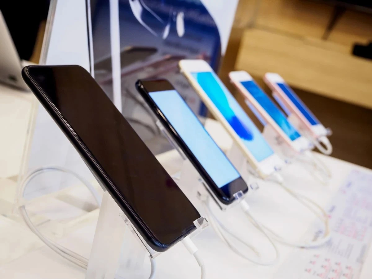 Proč se vyplatí raději starší iPhone než nový levný Android