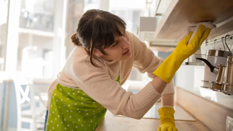 Proč si zkušení hostitelé při úklidu stoupají na židli