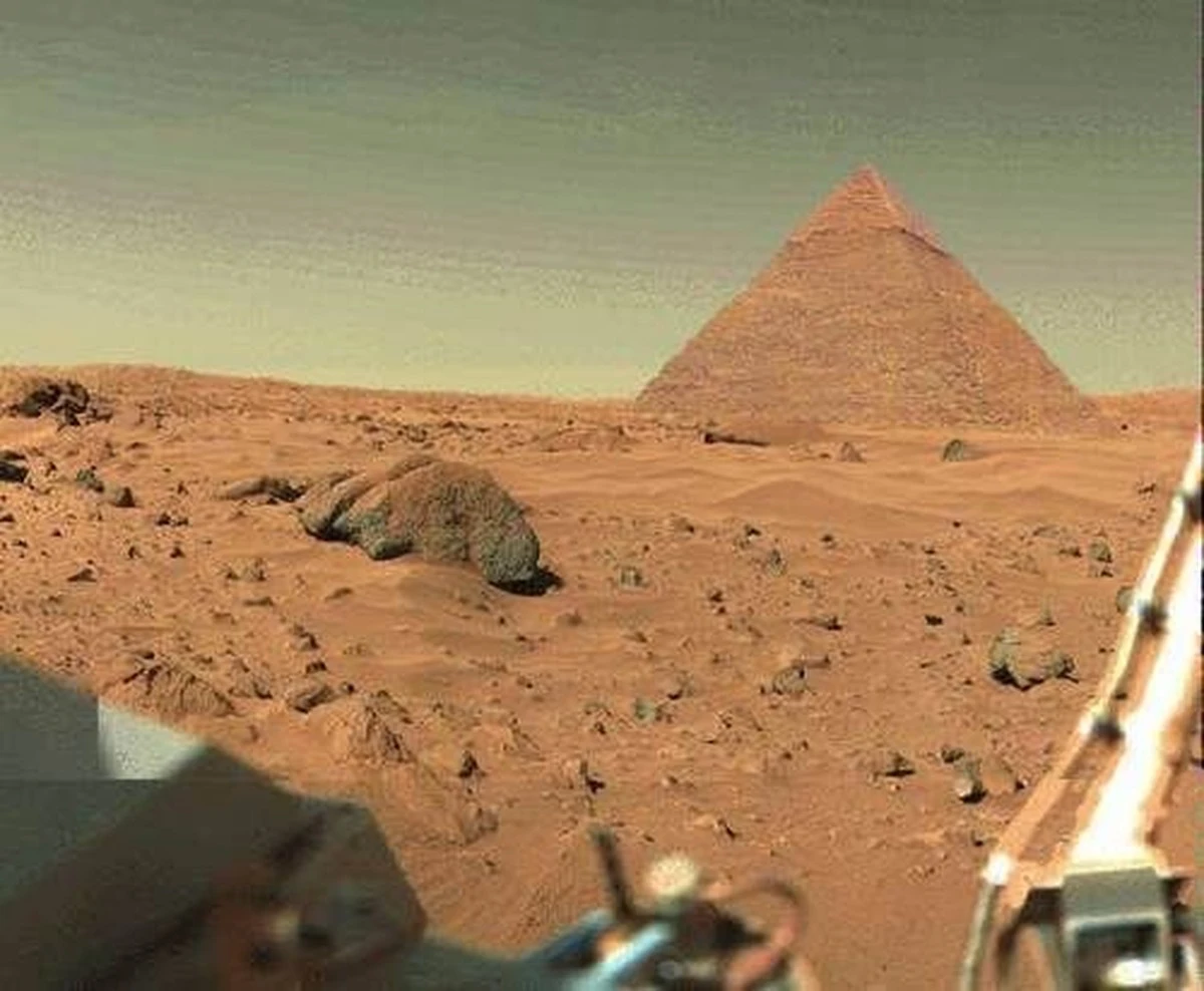 Proč sonda NASA vyfotila v kaňonu na Marsu objekt věrně připomínající pyramidu v Gíze - image 1