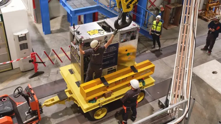 Proč vědci naložili antihmotu do kamionu a vyjeli s ní na silnici