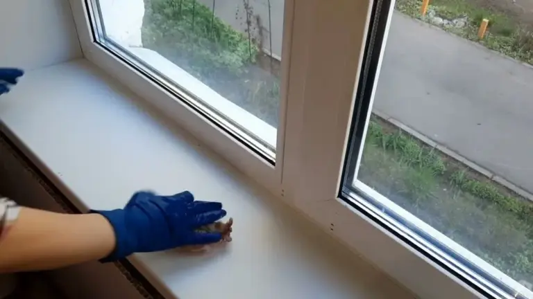 Proč zkušené hospodyně nanášejí směs pracího prášku a bělidla na okenní parapety